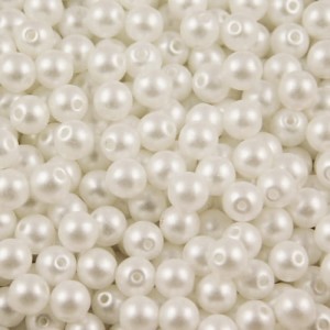 Czeskie koraliki szklane kulki 4mm Powdery Pearl Coat Snow (40szt.)