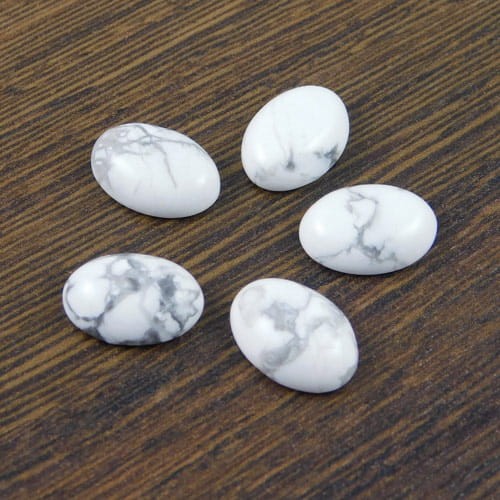 Kaboszon howlit biały owal 14x10x4.5mm (1szt.)