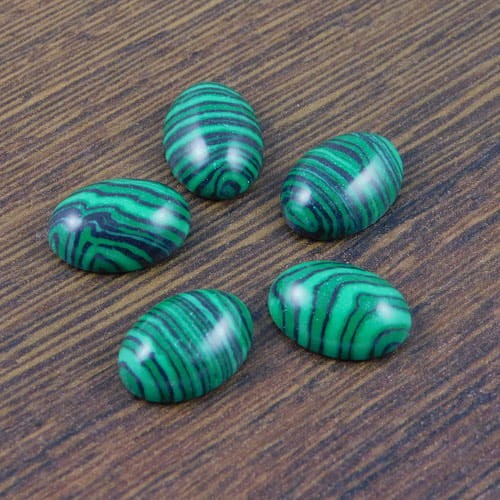 Kaboszon malachit syntetyczny owal 14x10x4.5mm (1szt.)