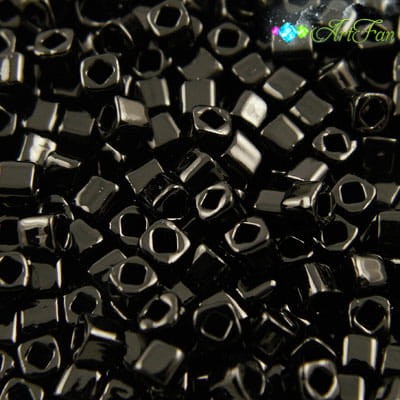 koraliki-toho-cube-3mm-opaque-jet-czarne-kostki-geometria