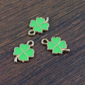 Zawieszka koniczynka zielona z metalu i emalii 18x13mm (1szt.)