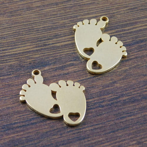 zlota-zawieszka-stopki-dziecka-stal-nierdzewna-25x19mm