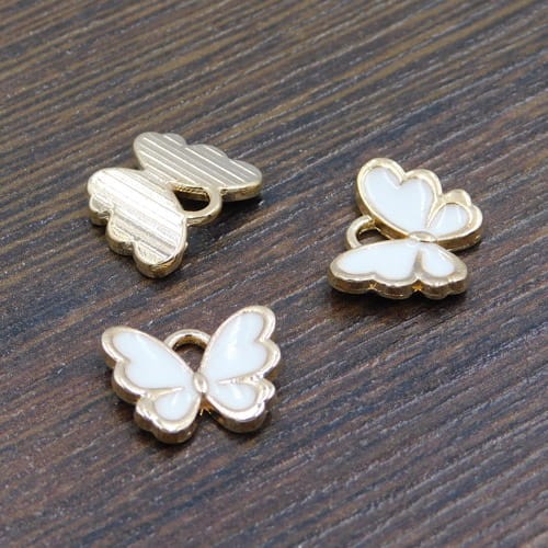 Zawieszka motyl biały z metalu i emalii 13x10.5mm (1szt.)
