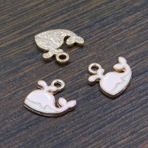 Zawieszka wieloryb biało-różowy z metalu i emalii 13x12mm (1szt)