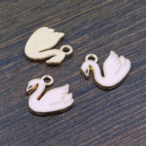 Zawieszka łabędź różowy z metalu i emalii 14x14mm (1szt.)