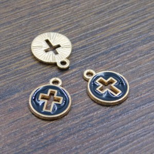 Zawieszka krzyżyk czarny z metalu i emalii 15x12mm (1szt.)