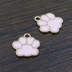 Zawieszka łapka różowa z metalu i emalii 17.5x16mm (1szt.)