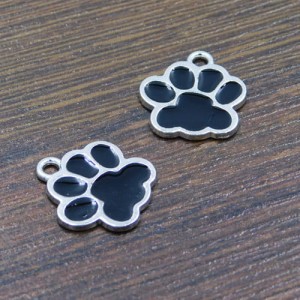 Zawieszka łapka czarna z metalu i emalii 17.5x16mm (1szt.)