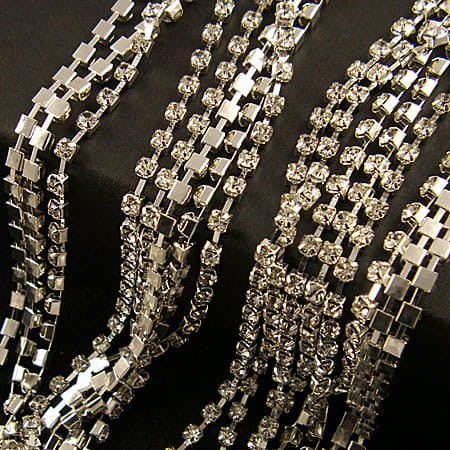 Taśma metalowa srebrna 2mm z cyrkoniami przezroczystymi (20cm)