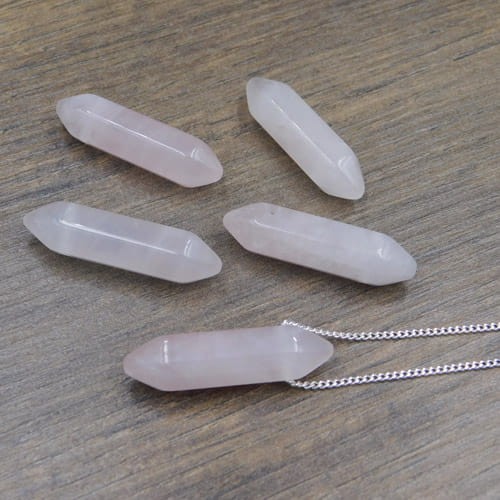 zawieszka-kwarc-rozowy-grot-sopel-30x8mm-kamien-naturalny