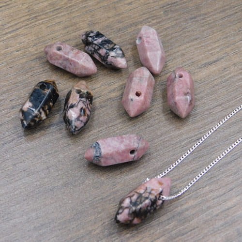 Zawieszka rodonit grot 22-20x9mm (1szt.)