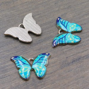 Zawieszka motyl z metalu i emalii 22.5x16mm turkusowa (1szt.)