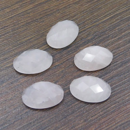 Kaboszon owal fasetowany kwarc różowy 18x13x5.5mm (1szt.)