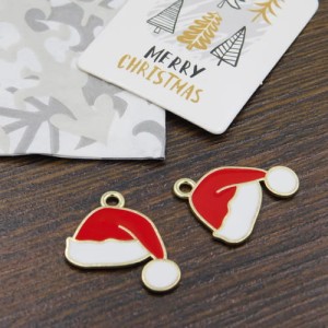 Zawieszka czapka z metalu i emalii 21x18mm czerwona (1szt.)