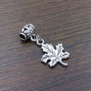 Zawieszka liść z metalu z podwieszką 34x16mm ciemna srebrna (1szt)