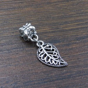 Zawieszka liść z metalu z podwieszką 30x10mm ciemna srebrna (1szt)