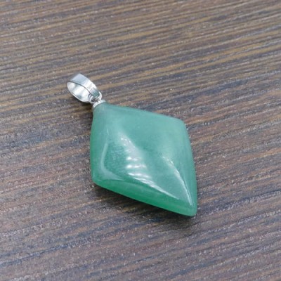 zielona-zawieszka-romb-z-awenturynu-mosiezna-krawatka-35x18mm