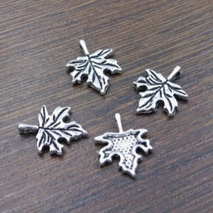 Zawieszka liść klonu z metalu 17x13mm ciemna srebrna (4szt)