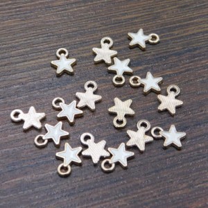 Zawieszka gwiazdka z metalu i emalii 8.5x7mm biała (1szt.)