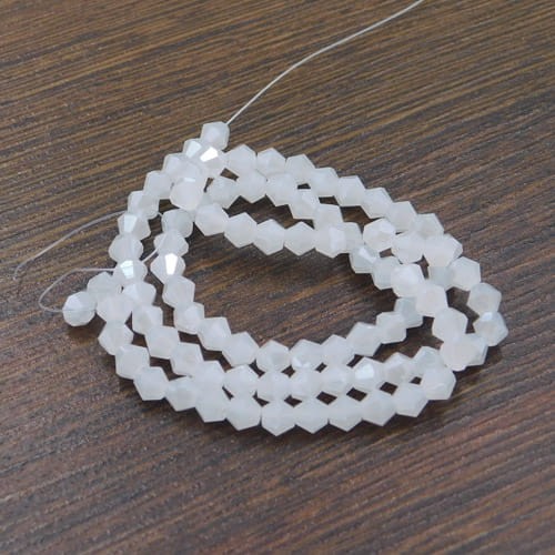 Kryształki ze szkła 4mm mleczne z perłowym połyskiem (85szt.)