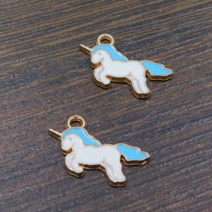 Zawieszka jednorożec z metalu i emalii 21x12mm biało-niebieska (1szt.)