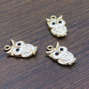 Zawieszka sowa z metalu i emalii 20x11mm biała (1szt.)