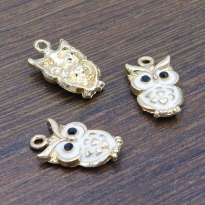 Zawieszka sowa z metalu i emalii 20x11mm biała (1szt.)