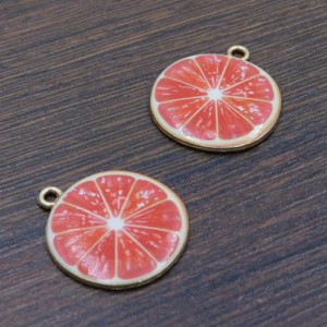 Zawieszka grejfrut z metalu i emalii 26x23mm czerwona (1szt.)