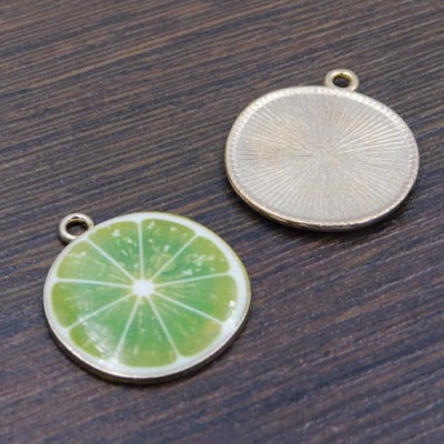 Zawieszka limonka z metalu i emalii 26x23mm zielona (1szt.)