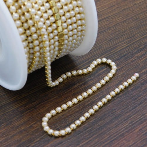 Taśma metalowa złota 2.5mm z białymi perełkami (20cm)