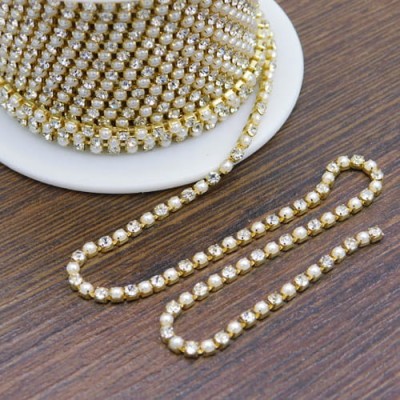 Taśma metalowa złota 2mm z cyrkoniami przezroczystymi i białymi perełkami (20cm)