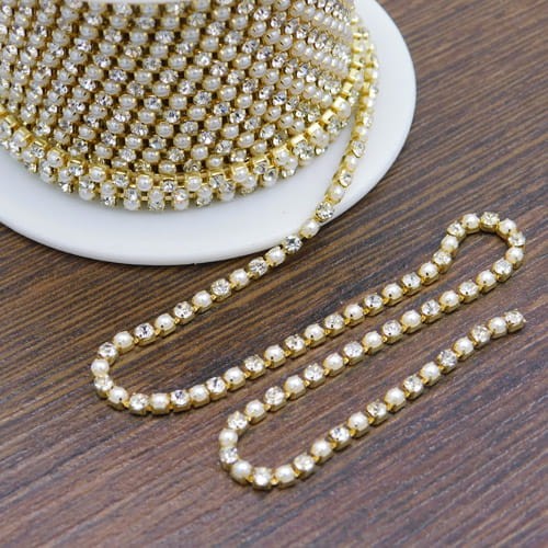 Taśma metalowa złota 2mm z cyrkoniami przezroczystymi i białymi perełkami (20cm)