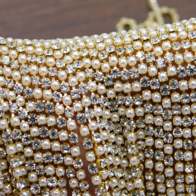 Taśma metalowa złota 2mm z cyrkoniami przezroczystymi i białymi perełkami (20cm)