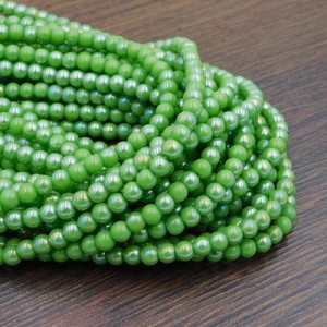 Kulki ze szkła 4-4.5mm zielone perłowe AB nieprzezroczyste (95szt.)