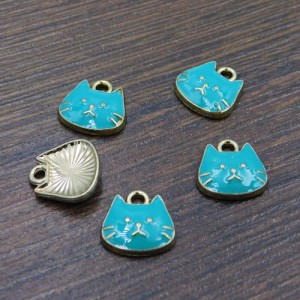 Zawieszka kotek turkusowy z metalu i emalii 11x11mm (1szt.)