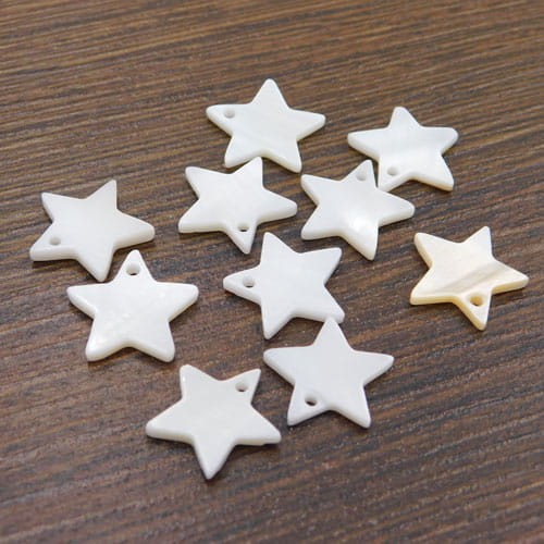 Zawieszka gwiazdka z muszli 13x13mm biało-beżowa (1szt.)