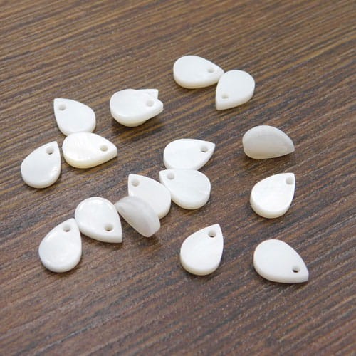 Zawieszka z muszli 9x6.5mm biało-beżowa (1szt.)