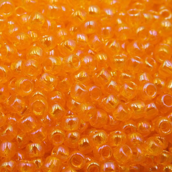 TOHO Round 8/0 Transparent-Rainbow Lt Hyacinth (10g)