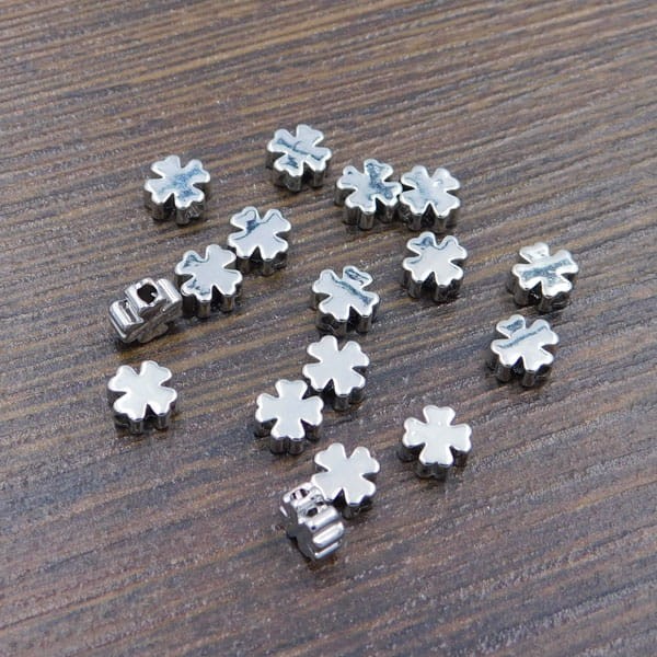 przekladka-koniczynka-mosiadz-ciemne-srebro-5x5mm