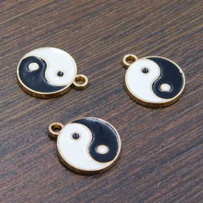 Zawieszka Yin Yang z metalu i emalii 17x14.5mm czarno-biała (1szt.)