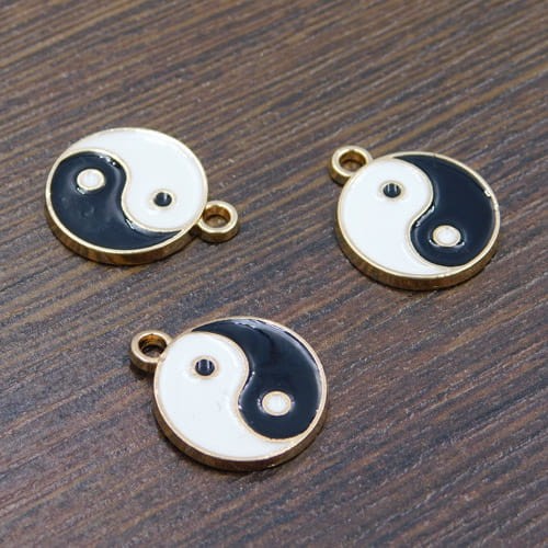 Zawieszka Yin Yang z metalu i emalii 17x14.5mm czarno-biała (1szt.)