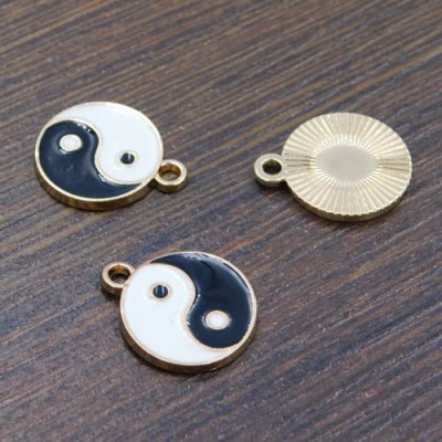 Zawieszka Yin Yang z metalu i emalii 17x14.5mm czarno-biała (1szt.)
