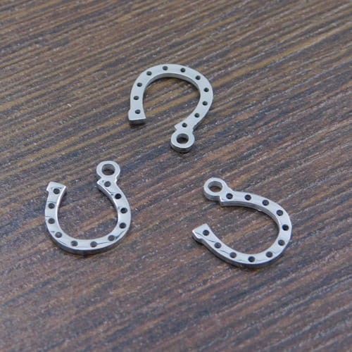 Zawieszka podkowa stal nierdzewna 13x10mm ciemna srebrna (1szt.)